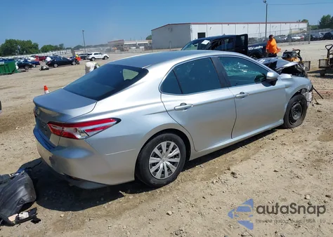2018 Toyota Camry L z USA, uszkodzony, nr VIN 4T1B11HK4JU065652